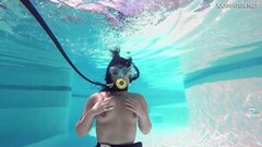 Brita Piskova masturbating herself underwater in swimming pool Thumb