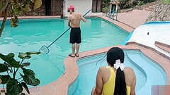 D&iacute_a de piscina, sexo en p&uacute_blico y creampie! La gran polla de mi hermanastro me destroza el co&ntilde_o en la piscina Thumb