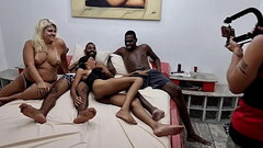 Bastidores da grava&ccedil_&atilde_o com muito anal na pele com as safadas Loira Scarlett e Yasmin Ribeiro Thumb